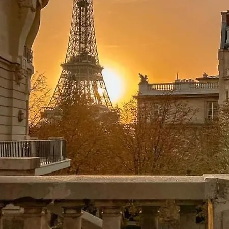Au Pied De La Tour Eiffel Daire *