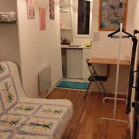 Au Pied De La Tour Eiffel Daire *