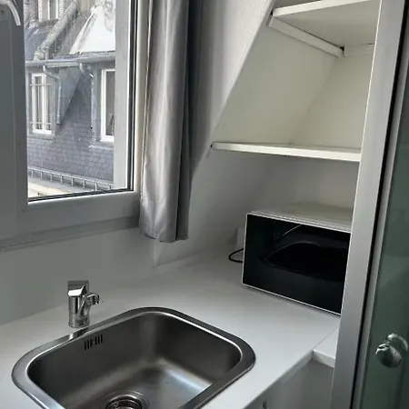 Au Pied De La Tour Eiffel Paris