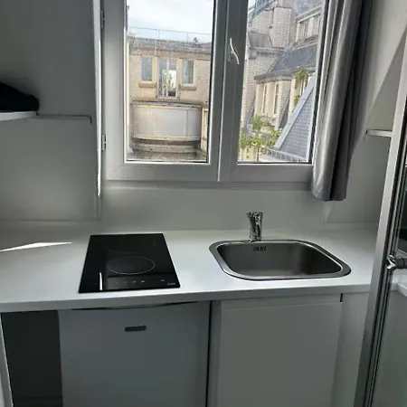 Au Pied De La Tour Eiffel Paris