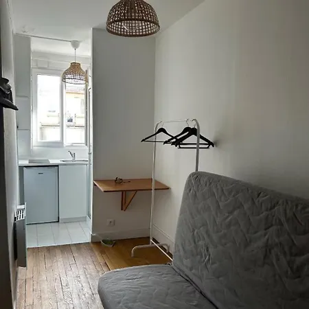 Au Pied De La Tour Eiffel * Paris