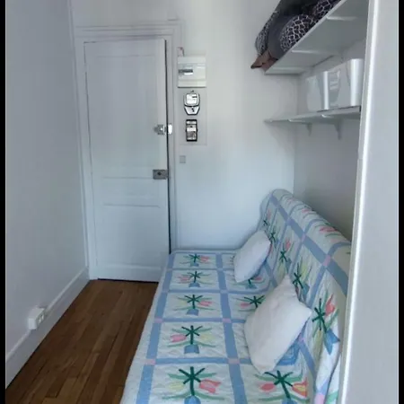 Au Pied De La Tour Eiffel * Paris