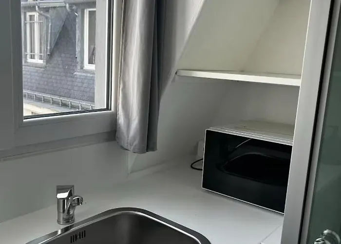 Au Pied De La Tour Eiffel Paris